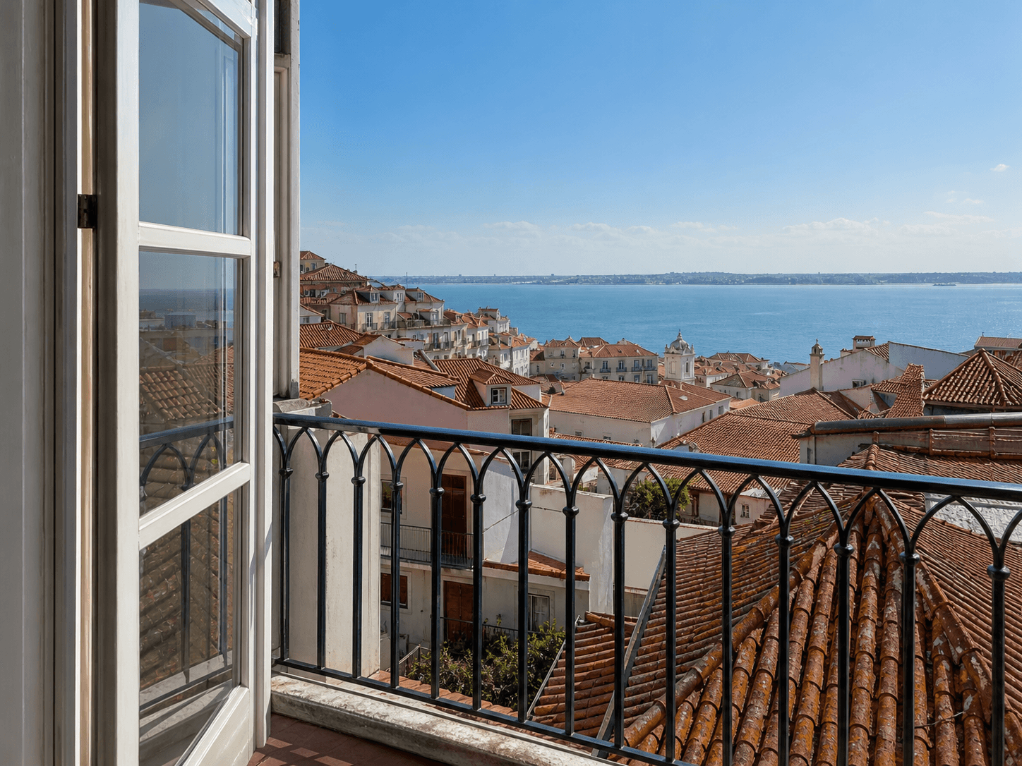 Vista de varanda em Alfama sobre o Tejo